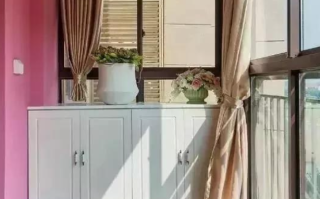 阳台两侧有玻璃怎么做柜子？