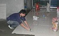 客厅铺瓷砖卧室地板两个地面高度落差不一样怎么办-？