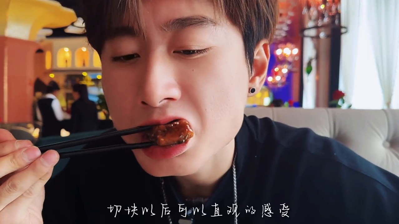 别说我不会用筷子!民族朋友的西餐厅装修没得说,超高的牛...-第2张图片 别说我不会用筷子!民族朋友的西餐厅装修没得说,超高的牛...-第2张图片