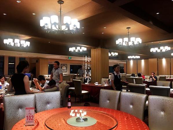 酒店餐厅的装修风格,大排档消费水平,18个人20道菜,人均才90元-第3张图片 酒店餐厅的装修风格,大排档消费水平,18个人20道菜,人均才90元-第3张图片