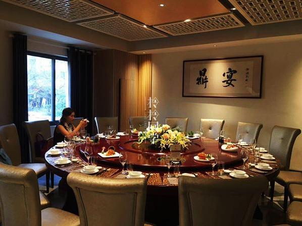 酒店餐厅的装修风格,大排档消费水平,18个人20道菜,人均才90元-第2张图片 酒店餐厅的装修风格,大排档消费水平,18个人20道菜,人均才90元-第2张图片